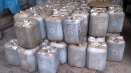 Những can nước mắm loại 20 lít bên trong kho hàng. Ảnh: Tuấn Nguyễn. Những can nước mắm loại 20 lít bên trong kho hàng. Ảnh: Tuấn Nguyễn