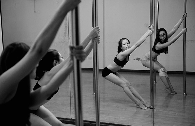 Mặc dù mới chỉ học múa cột được gần 2 năm tuy nhiên kỹ khả năng giảng dạy và kỹ thuật của Hằng không thua kém gì các giáo viên nước ngoài