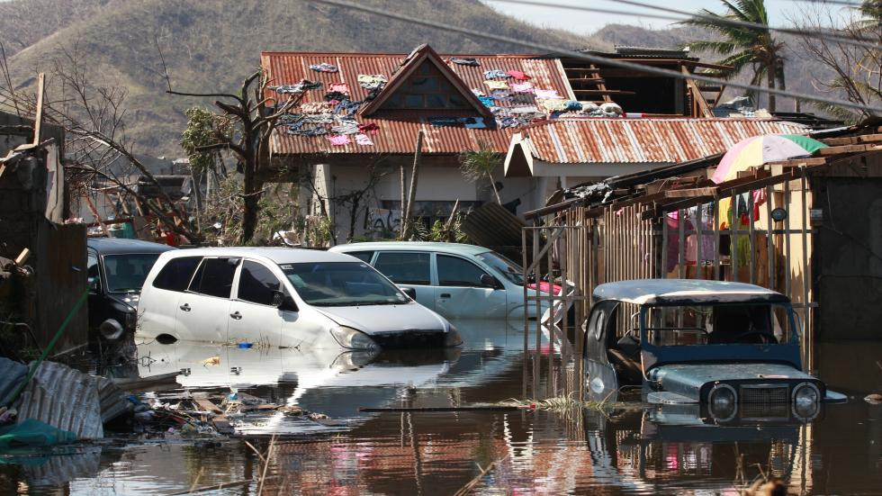 Những chiếc ô tô bão cuốn đi khắp nơi 