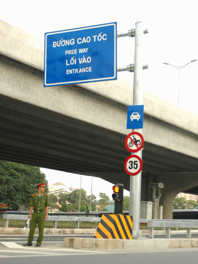 Mặc dù đã có biển cấm xe thô sơ, hai bánh, ba bánh và người đi bộ đi lên đường cao tốc, thỉnh thoảng có công an chốt trực