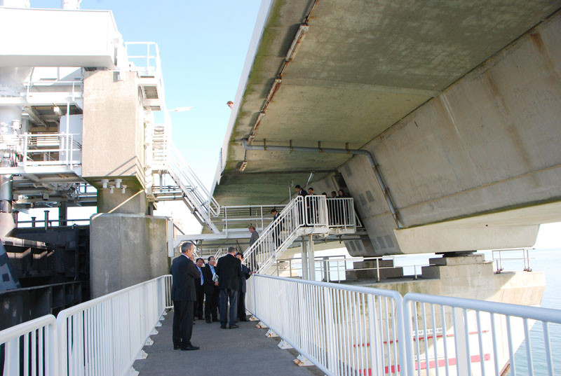 Phần trên thân đê