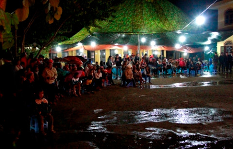 Đông đảo nhân dân đội mưa xem văn nghệ chào mừng tết cổ truyền dân tộc Hà Nhì