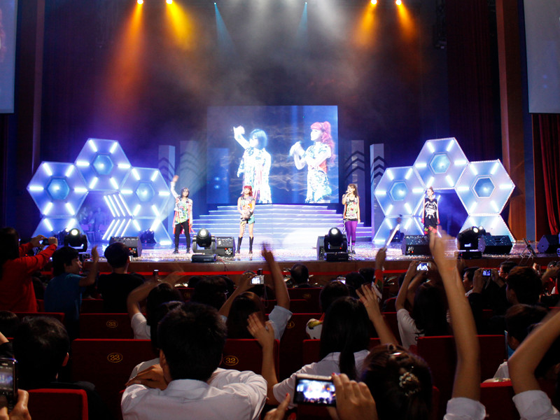 Cả hội trường như nổ tung khi 2NE1 bước ra sân khấu