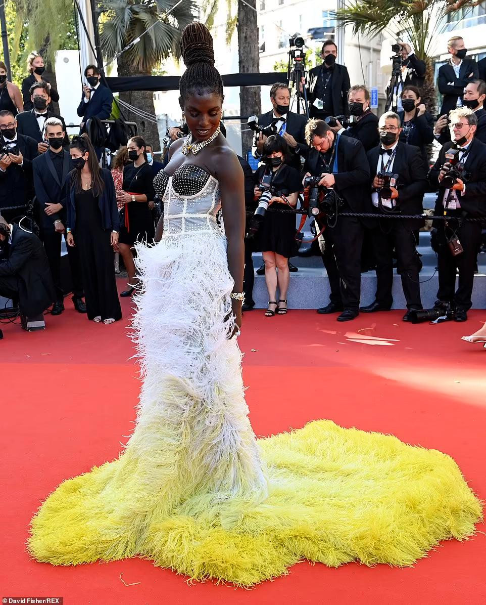 Jodie Turner-Smith bị trộm nhắm đến do xuất hiện trên thảm đỏ Cannes với bộ trang sức đắt giá mượn của Gucci. Jodie Turner-Smith bị trộm nhắm đến do xuất hiện trên thảm đỏ Cannes với bộ trang sức đắt giá mượn của Gucci.