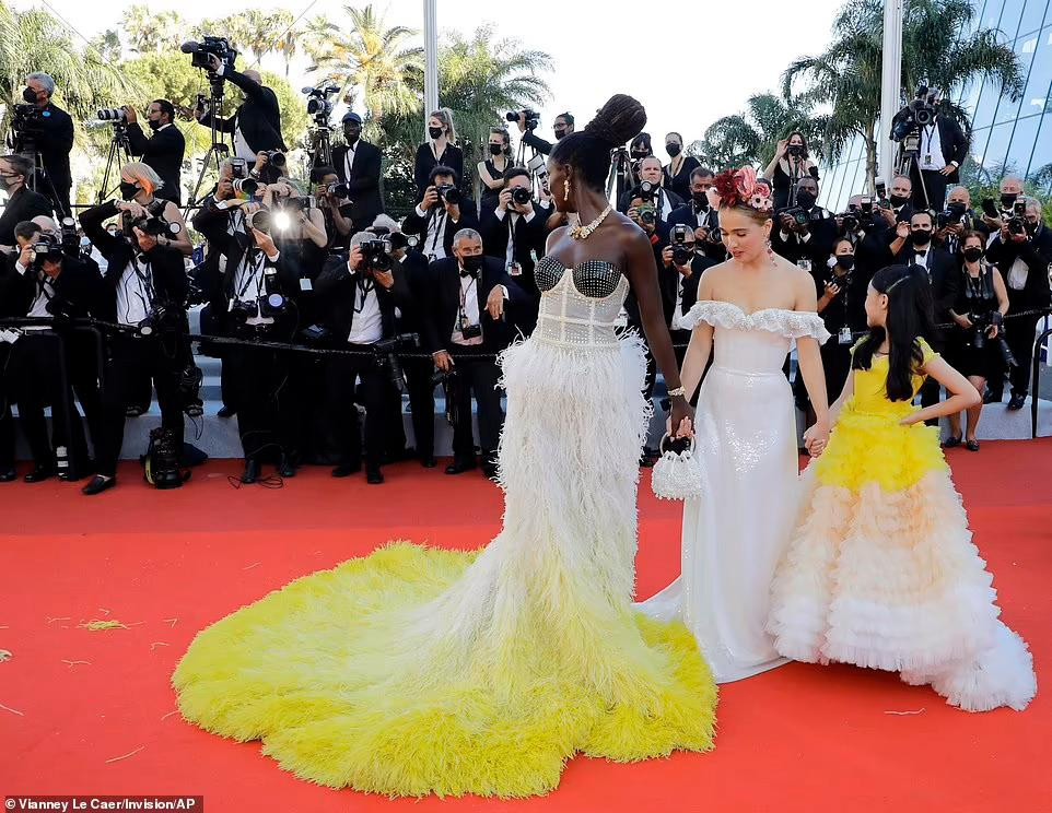 Xuất hiện trên thảm đỏ cùng Jodie là nữ diễn viên Haley Lu Richardson và ca sĩ nhí Malea Emma Tjandrawidjaja. Malea giống như mặc đồ đôi với mỹ nhân da đen. Xuất hiện trên thảm đỏ cùng Jodie là nữ diễn viên Haley Lu Richardson và ca sĩ nhí Malea Emma Tjandrawidjaja. Malea giống như mặc đồ đôi với mỹ nhân da đen.