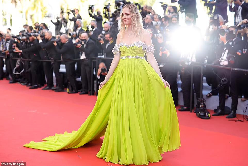 Doanh nhân kiêm nhà thiết kế Chiara Ferragni trang nhã, bay bổng như tiên tử với đầm trễ vai màu xanh non. Doanh nhân kiêm nhà thiết kế Chiara Ferragni trang nhã, bay bổng như tiên tử với đầm trễ vai màu xanh non.