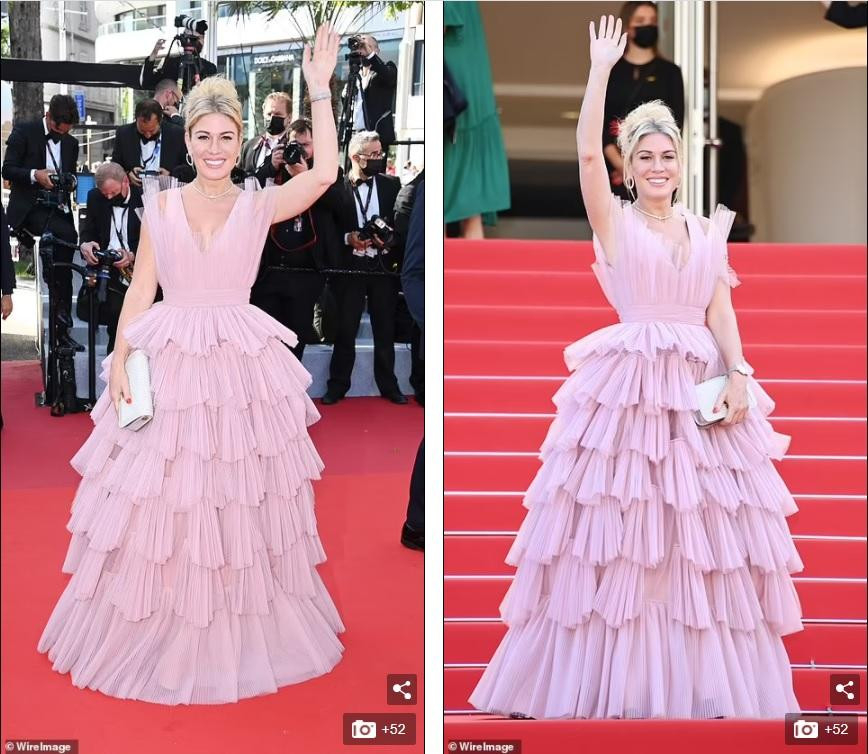 MC Irael Hofit Golan "lấp ló" vòng một căng đầy trong thiết kế xếp tầng cầu kỳ. MC Irael Hofit Golan "lấp ló" vòng một căng đầy trong thiết kế xếp tầng cầu kỳ.