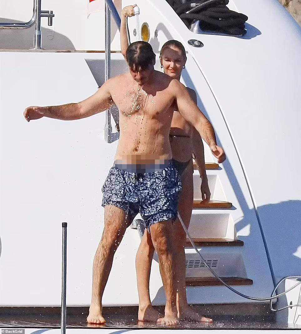 Candice Swanepoel bắt đầu sự nghiệp người mẫu từ năm 15 tuổi. Năm 2010, cô trở thành thiên thần của Victoria&apos;s Secret. Cô từng trình diễn bộ bikini có giá lên đến 10 triệu USD. Năm 2012, chân dài Nam Phi lọt top 10 người mẫu có thu nhập cao nhất năm 2012 do Forbes thống kê.