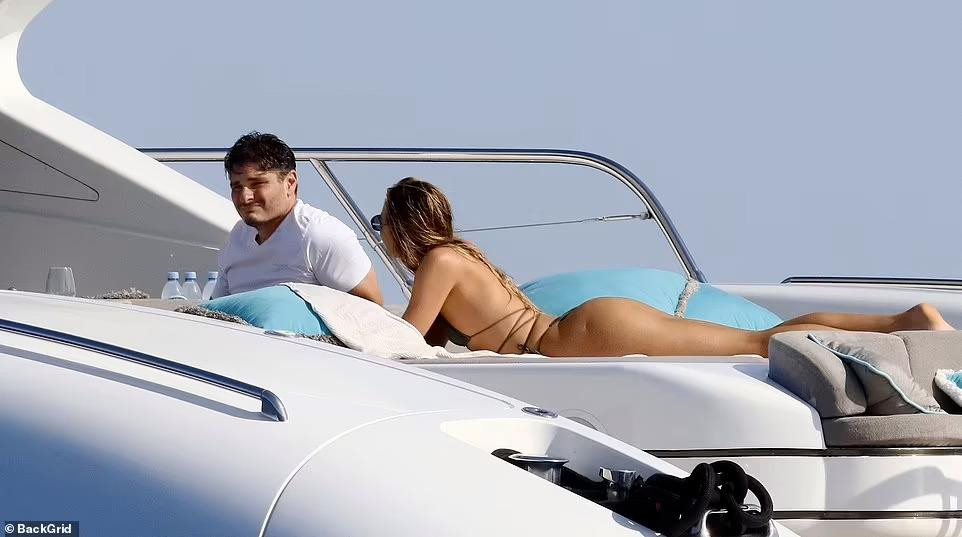 Candice được biết đến với mối tình &quot;dài hơi&quot; cùng mẫu nam đồng hương Hermann Nicoli. Hai người gặp nhau ở Paris khi cô mới 17 tuổi. Năm 2015, Nicoli cầu hôn bạn gái xinh đẹp. Sau đó, Candice lần lượt sinh hạ hai con trai Anaca (SN 2016) và Ariel (2018). Tuy nhiên, sinh con thứ hai không lâu, tình cảm giữa cặp đôi dần phai nhạt và cuối cùng &quot;đường ai nấy đi&quot; khi chưa kịp bước vào lễ đường.