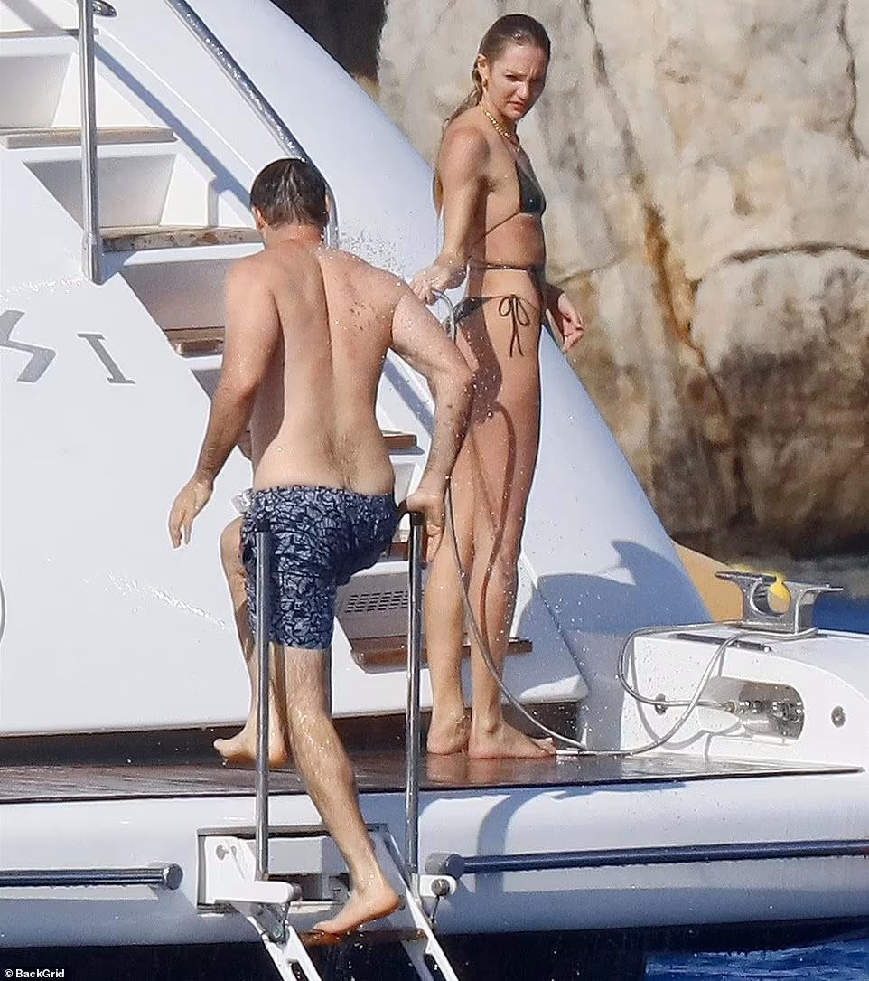 Hai người không có những cử chỉ quá thân mật, tiếp xúc da thịt, nhưng vẫn rất thân thiết. Candice còn xịt nước cho người đàn ông khi anh mới tắm biển xong. Điều này làm dấy lên nghi vấn siêu mẫu sinh năm 1988 đã bắt đầu mối quan hệ mới.