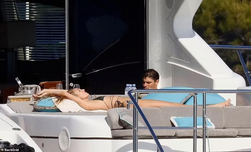 Người đẹp nằm dài trên du thuyền tận hưởng khoảnh khắc thư giãn xa xỉ. Đáng chú ý, bên cạnh cô có sự xuất hiện của một người đàn ông lạ mặt.