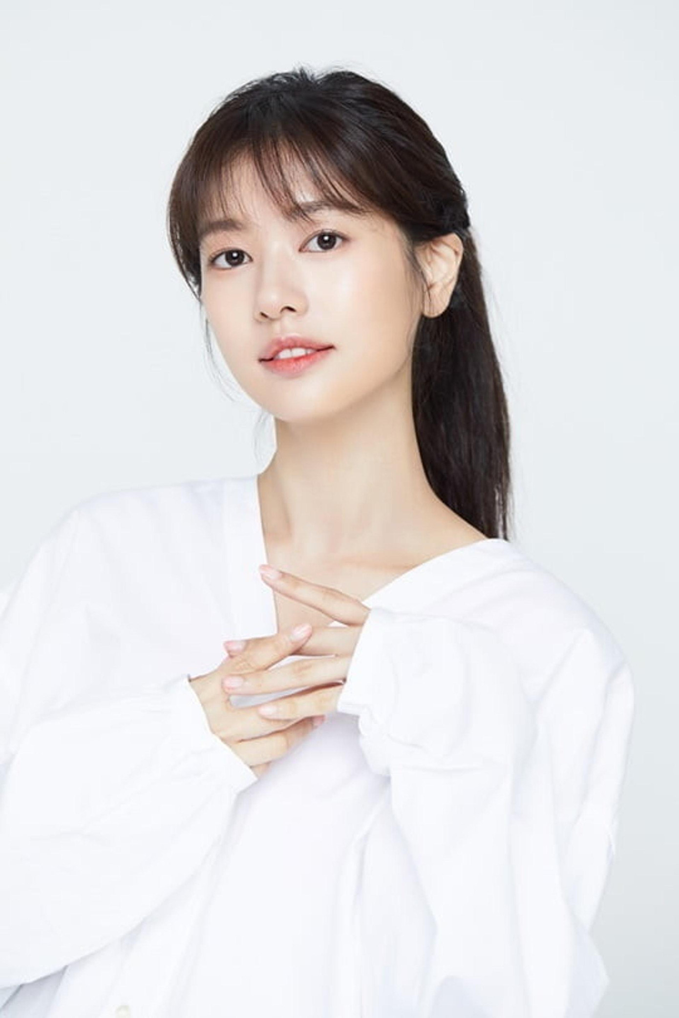 13. Jung So Min (SN 1989) có 209 bình chọn. Cô sở hữu ngoại hình &quot;hack tuổi&quot;, giống nữ sinh cấp 3. Cô nổi tiếng nhờ đóng chính trong bộ phim &quot;Playfull Kiss&quot; - chuyển thể từ truyện tranh Nhật Bản. Phim đã lên sóng từ 11 năm trước nhưng vẫn được nhiều người xem lại.