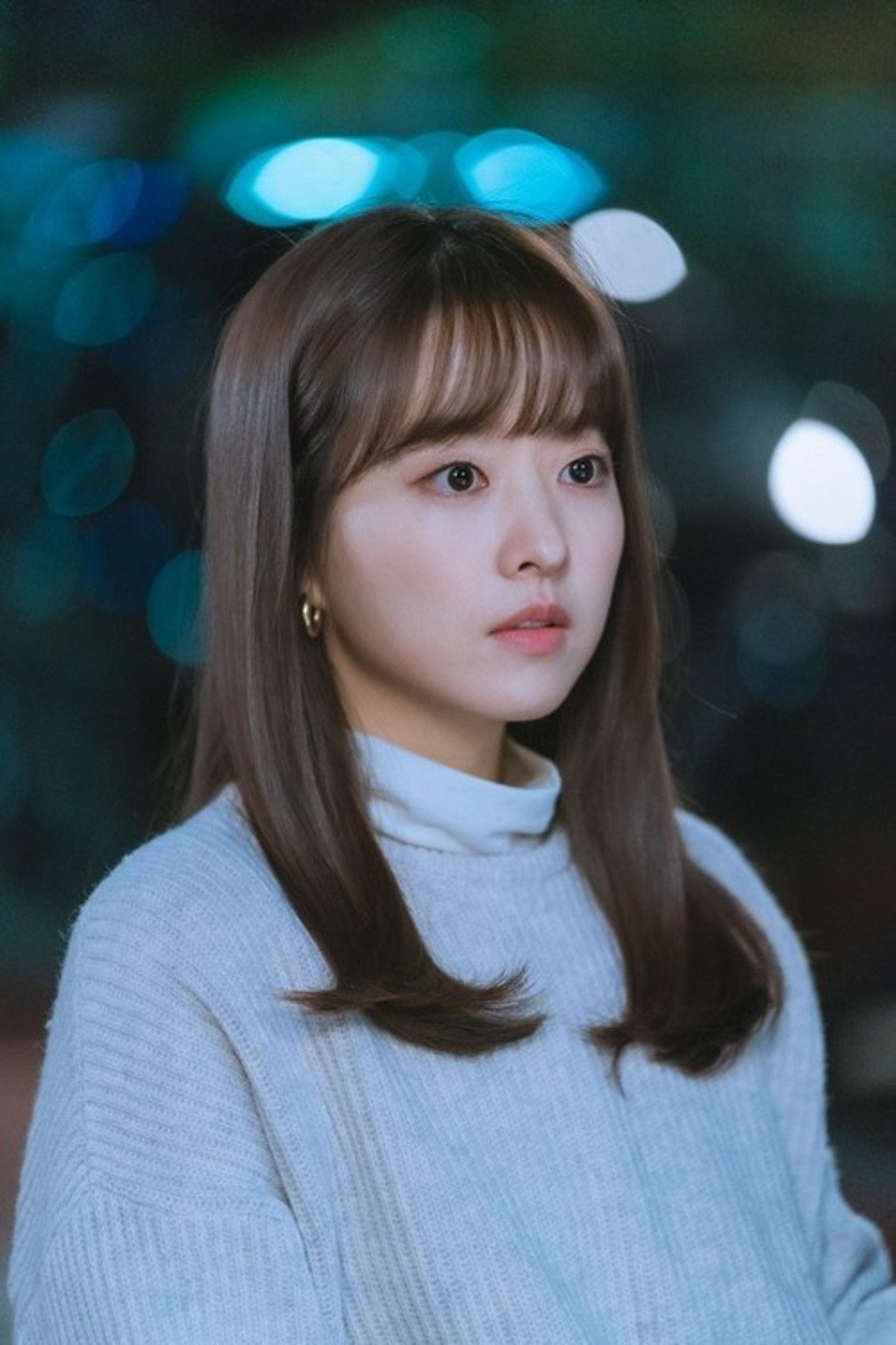 11. Park Bo Young (SN 1990) có 215 bình chọn. Sở hữu chiều cao &quot;khiêm tốn&quot; 1m58 và gương mặt &quot;búng ra sữa&quot;, Park dễ dàng chinh phục khán giả bởi sự dễ thương và diễn xuất ổn định. Bộ phim mới nhất của cô là &quot;Một ngày nọ kẻ hủy diệt gõ cửa nhà tôi&quot; năm 2021.