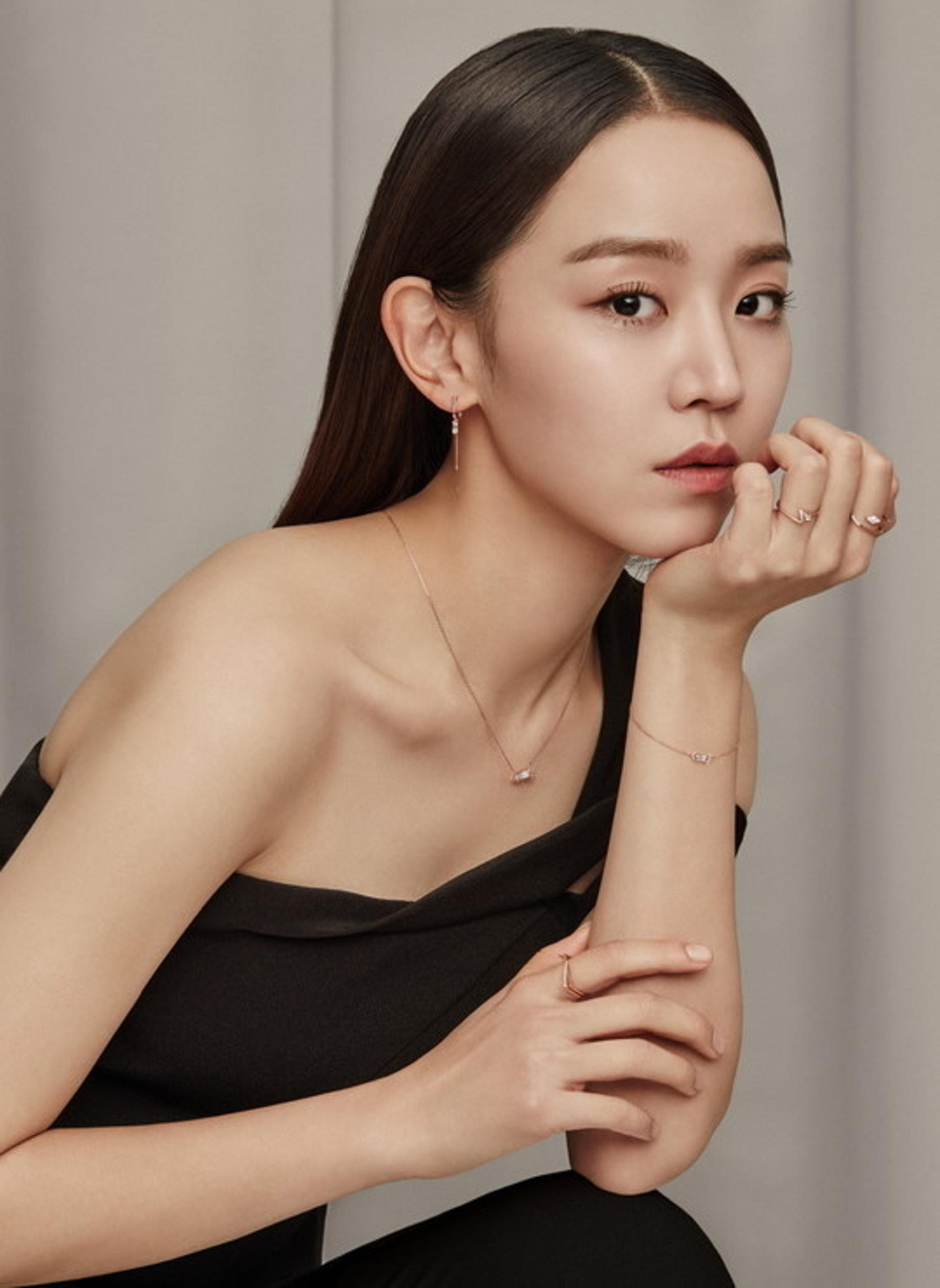 17. Shin Hye Sun (SN 1989) nhận được 190 phiếu bầu. Cuối năm 2020, đầu năm 2021, cô gây tiếng vang khắp châu Á nhờ vào vai chính trong phim xuyên không &quot;Mr.Queen&quot;.