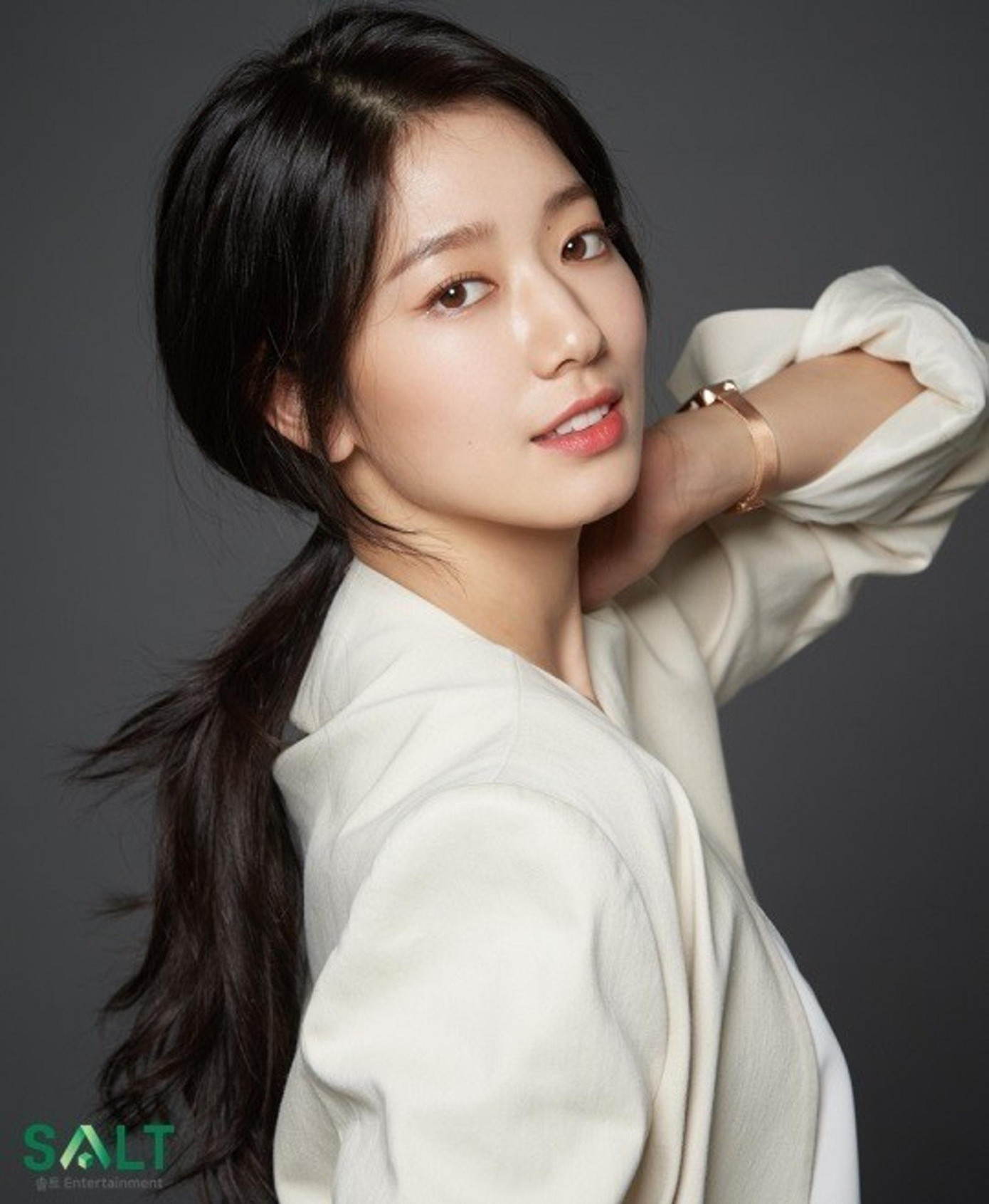 4. Park Shin Hye (SN 1990) có 301 phiếu bầu. Cô bắt đầu được yêu thích nhờ vai diễn giả trai trong &quot;Cô nàng đẹp trai&quot;. Sau 11 năm, sức hút của cô vẫn còn nguyên vẹn.