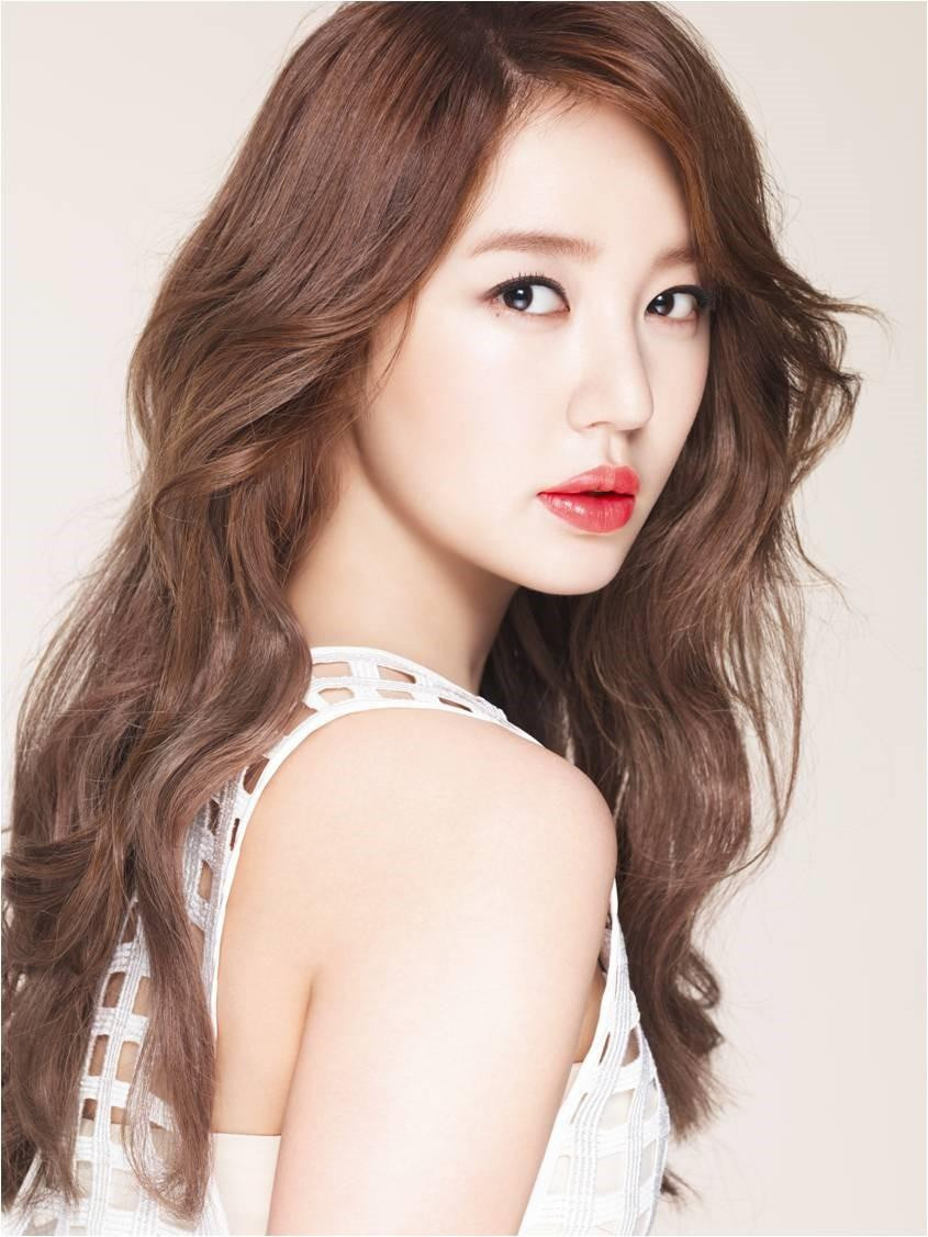 7. Yoon Eun Hye (SN 1984) có 261 phiếu bầu. &quot;Tiệm cà phê hoàng tử&quot; do cô đóng chính vẫn là một trong những bộ phim truyền hình được yêu thích nhất dù 14 năm đã qua. Những năm gần đây, Yoon Eun Hye vướng nghi vấn lạm dụng phẫu thuật thẩm mỹ và ít đóng phim, độ nổi tiếng của cô không hề thuyên giảm.