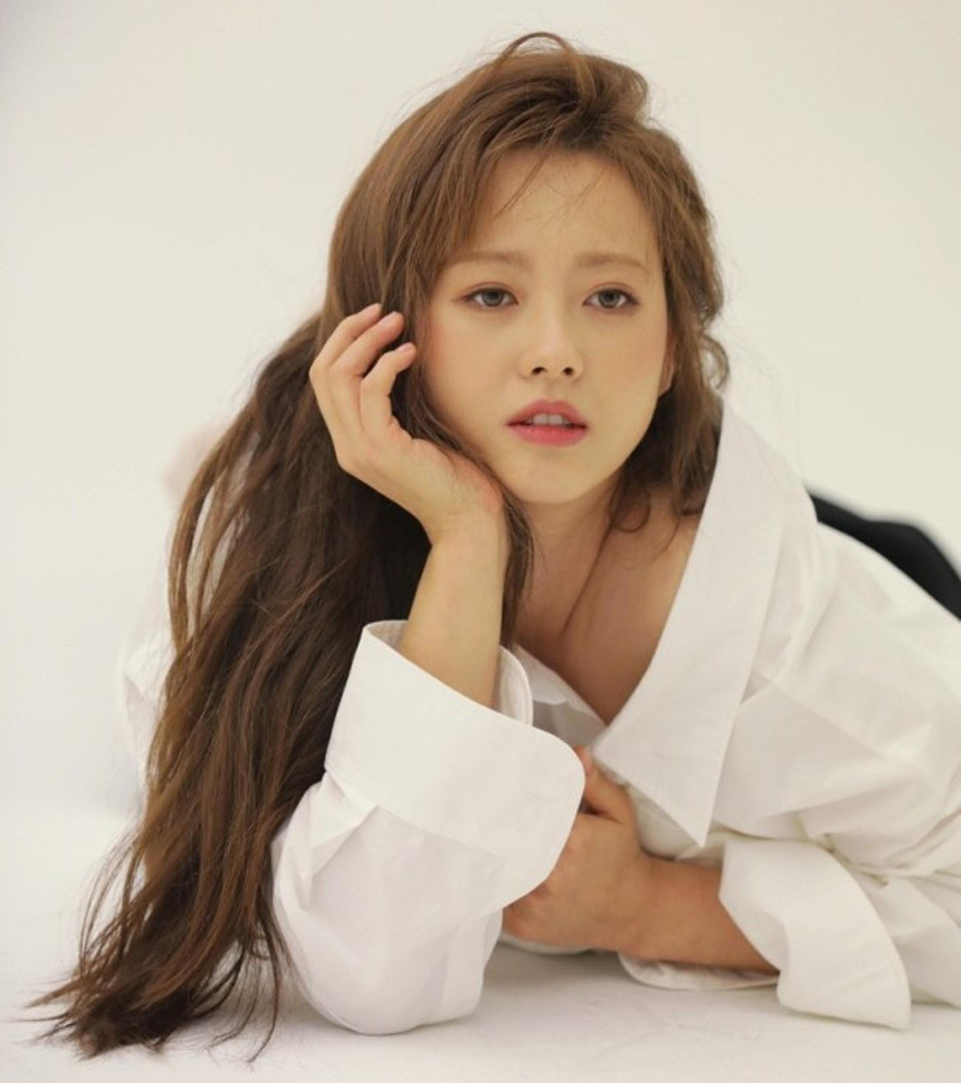 19. Go Ara (SN 1990) có 168 phiếu bầu. Cô được khán giả xứ Phù Tang quan tâm sau khi tham gia bộ phim Nhật Bản &quot;Thành Cát Tư Hãn: Đến những tận cùng của Trời và Biển&quot; vào năm 2007. Ngoài ra, cô ghi điểm nhờ thông thạo tiếng Nhật.