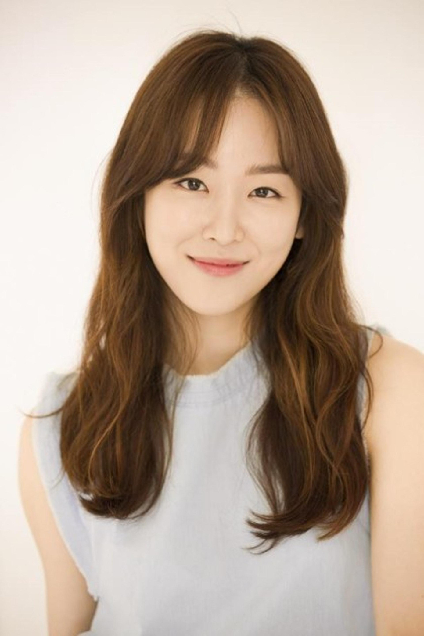 18. Seo Hyun Jin (SN 1985) có 187 phiếu bầu. Cô được mệnh danh là &quot;Nữ hoàng phim hài lãng mạn&quot; sau thành công của &quot;Lại là em Oh Hae Young&quot; và &quot;Người thầy y đức&quot;.