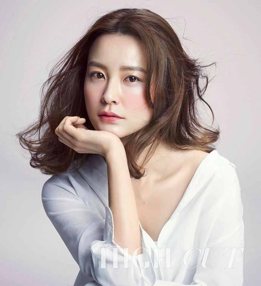 15. Jung Yu Mi (SN 1983) nhận được 192 phiếu bầu. Cô được ca ngợi với kỹ năng diễn xuất tuyệt vời. Hơn thế, vì vai diễn, cô sẵn sàng xuất hiện trước ống kính mà không cần trang điểm. Bộ phim mới nhất mà cô tham gia &quot;Kim Ji Young 1982&quot; vào năm 2019 gây tiếng vang lớn.