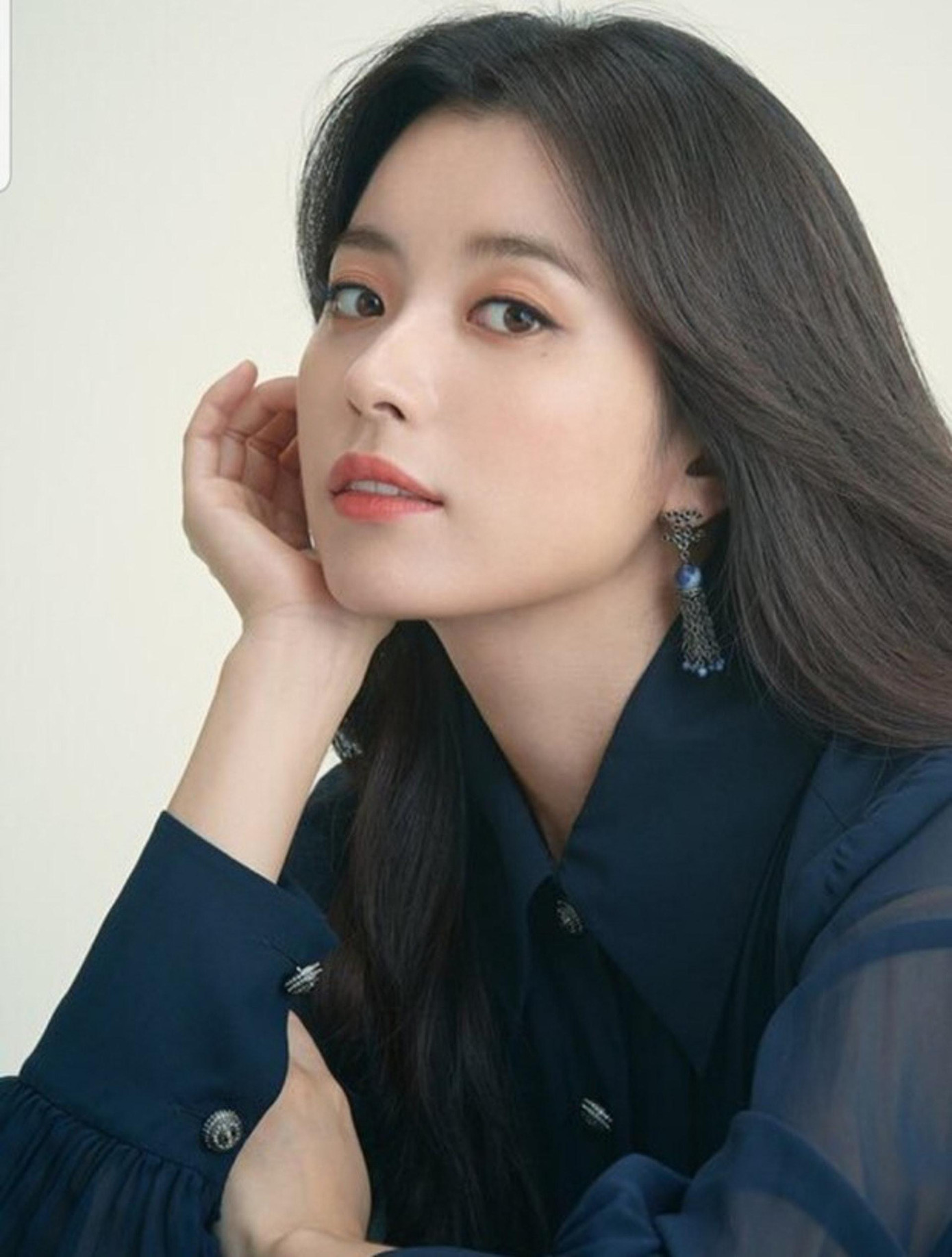 8. Han Hyo Joo (SN 1987) có 243 phiếu bầu. Sau bộ phim &quot;W - Hai thế giới&quot; vào năm 2016, Hyo Joo chưa trở lại màn ảnh nhỏ với bộ phim truyền hình nào. Gần đây, cô xác nhận sẽ đóng chung với Park Hyung Sik trong bộ phim &quot;Happiness&quot;.