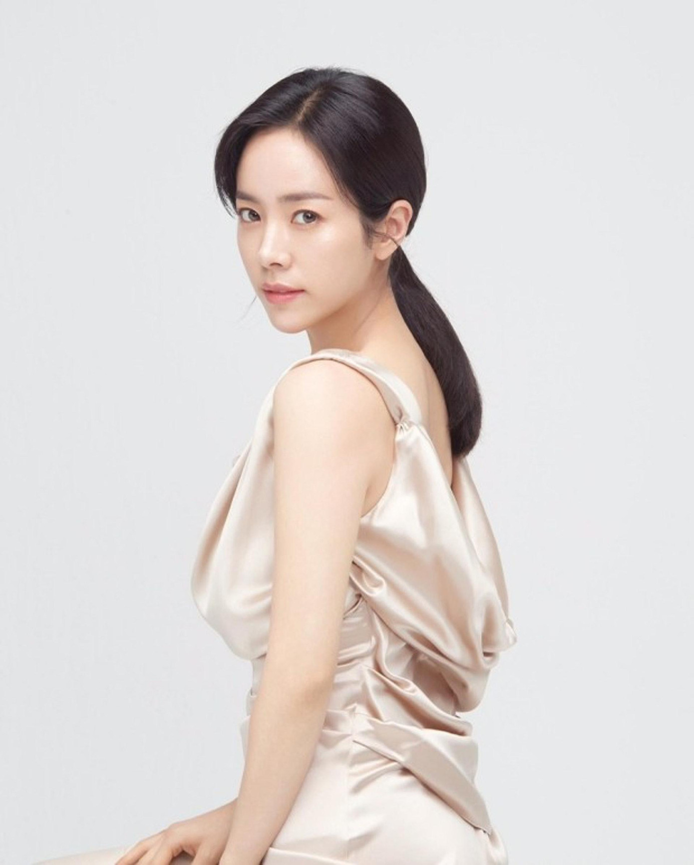 12. Han Ji Min (SN 1982) có 212 phiếu bầu. Bộ phim &quot;Hoàng tử gác mái&quot; và &quot;Người vợ thân quen&quot; do cô đóng chính rất được yêu thích và chiếu lại nhiều lần ở Nhật Bản.