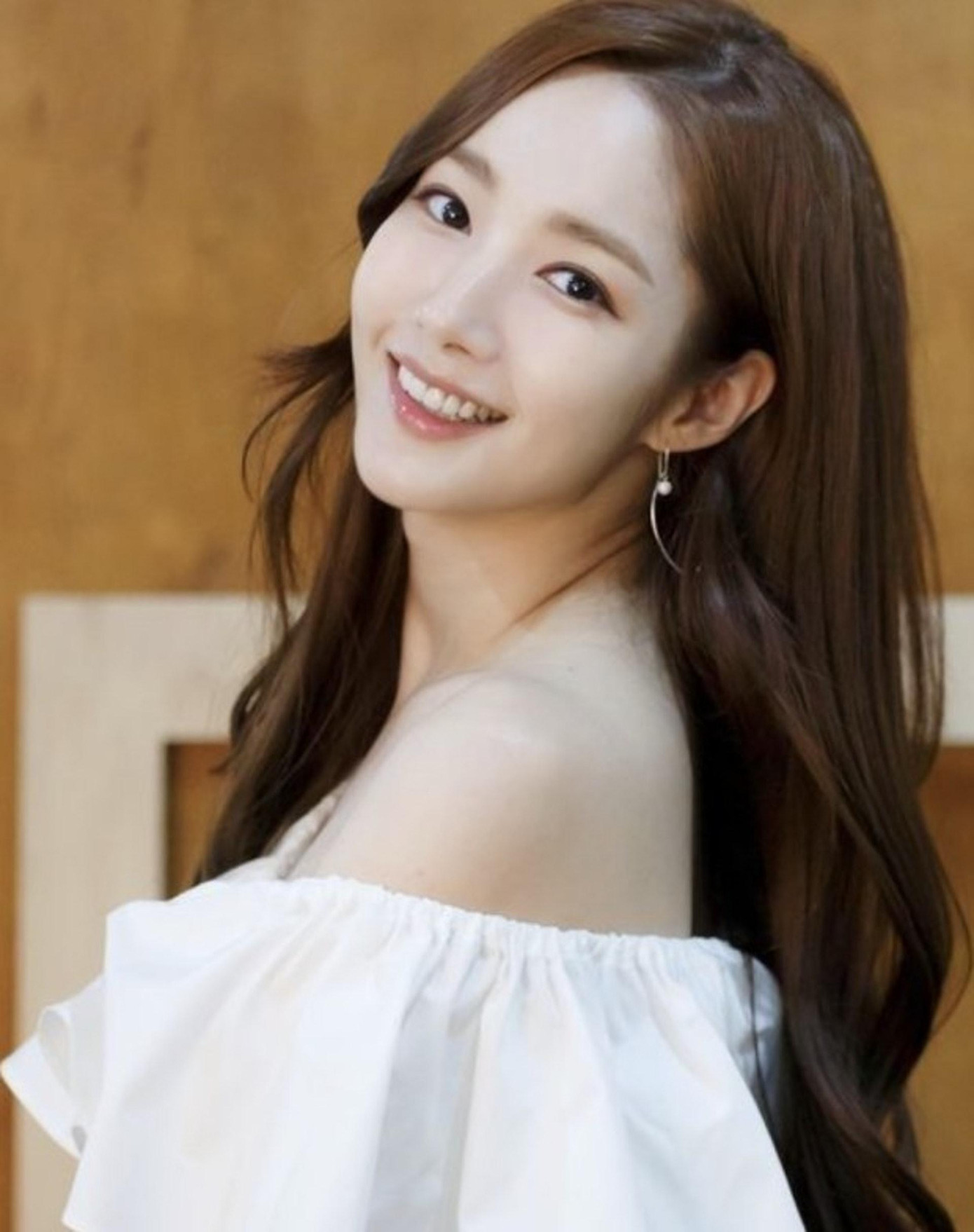 1. Park Min Young (SN 1986) đứng vị trí thứ nhất với 325 phiếu bầu. Bộ phim &quot;Thư ký Kim sao thế?&quot; của &quot;nữ hoàng dao kéo&quot; vào năm 2018 rất được yêu thích ở châu Á, đặc biệt là Nhật Bản. Ngoài diễn xuất, ngoại hình phẫu thuật mà như tự nhiên của cô khiến nhiều phụ nữ ao ước.