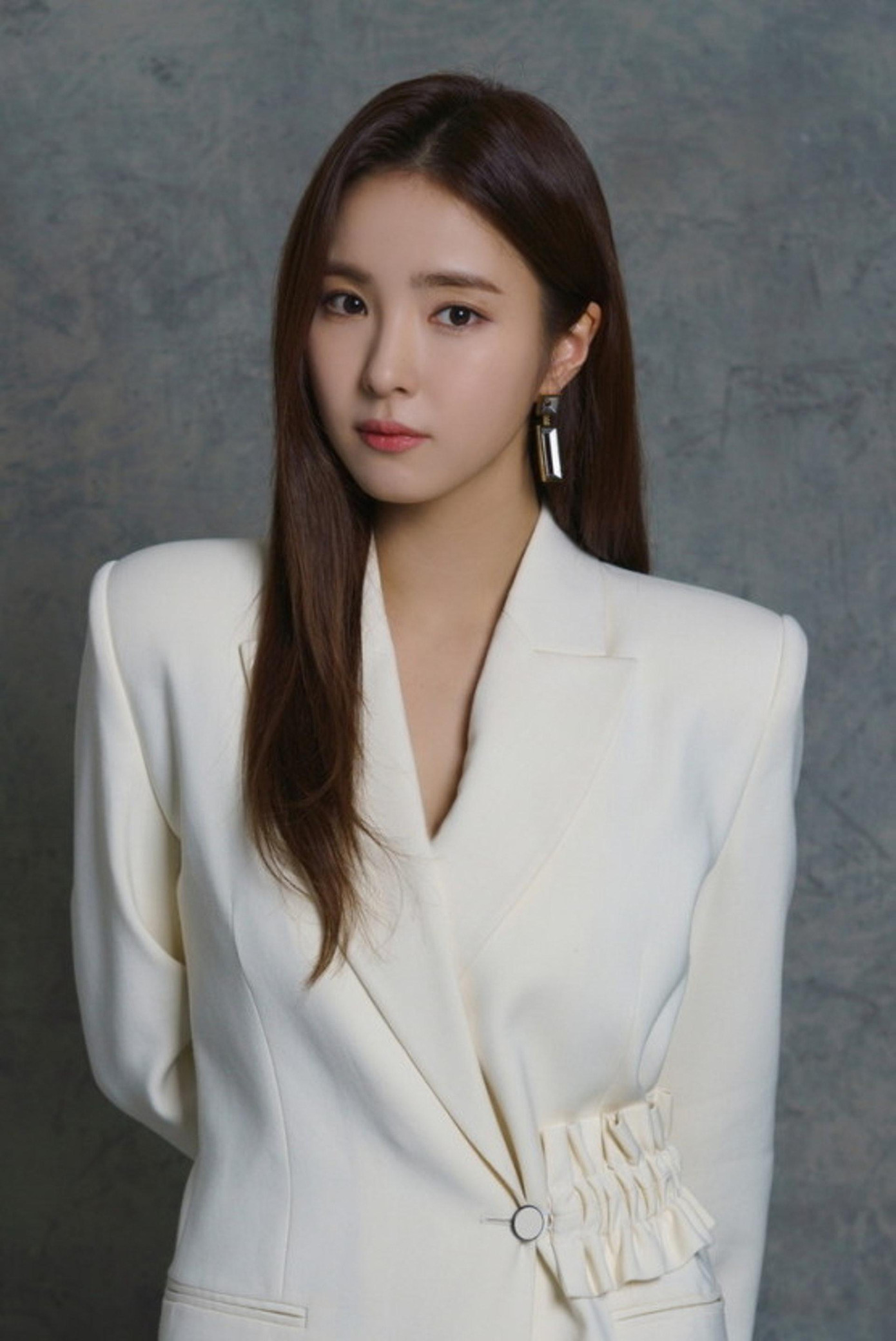 16. Shin Se Kyung (SN 1990) có 191 phiếu bầu. Sở hữu ngoại hình xuất sắc, Shin Se Kyung từng bị &quot;ném đá&quot; vì diễn xuất một màu, biểu cảm đơ cứng trong phim. Tuy nhiên, những năm gần đây, người đẹp dần cải thiện kỹ năng diễn xuất qua các phim &quot;Cô gái nhìn thấy mùi hương&quot;, &quot;Ngũ long tranh bá&quot;...