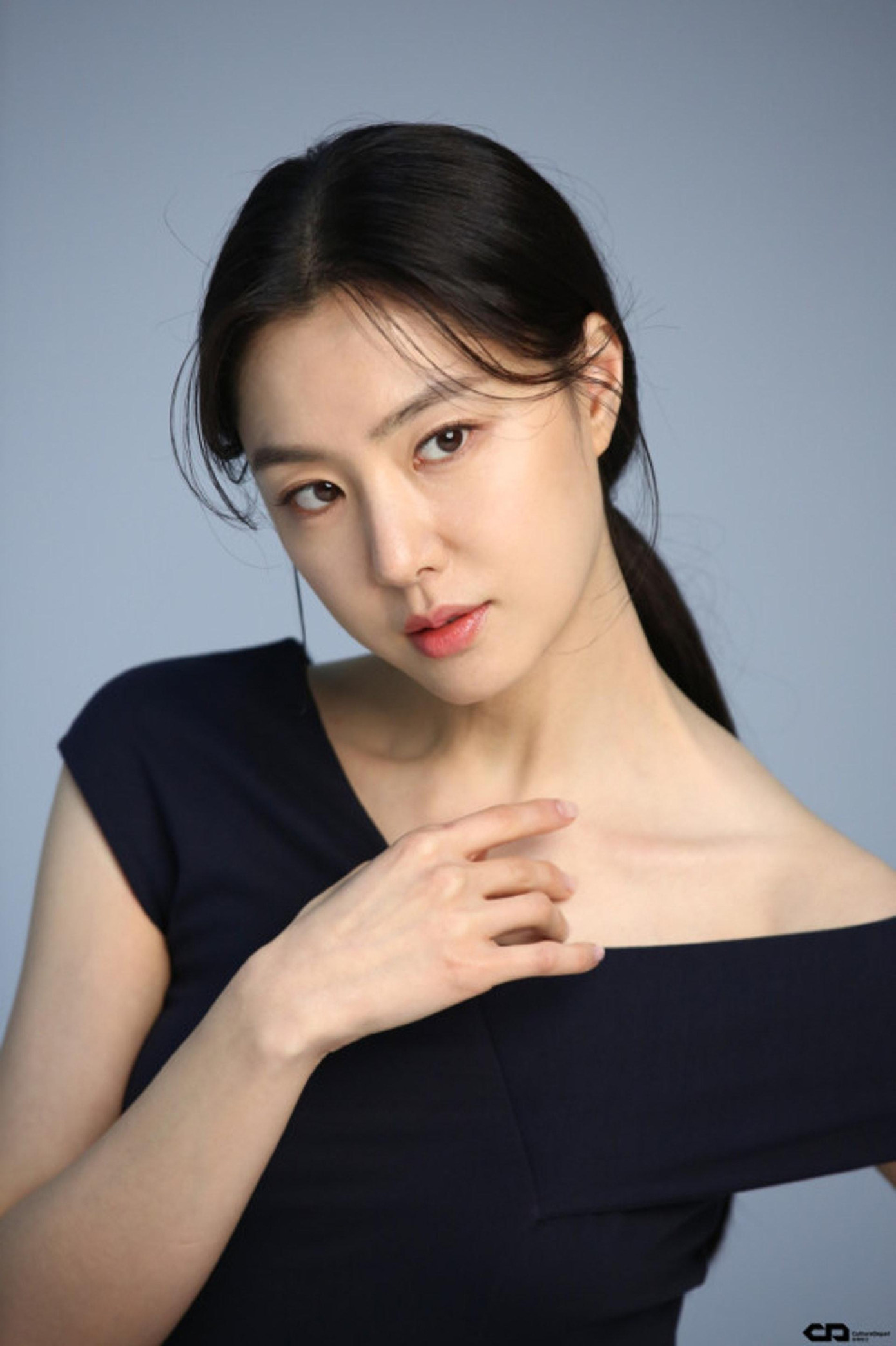 10. Seo Ji Hye (SN 1984) có 220 phiếu bầu. Vai diễn cô tiểu thư Triều Tiên khí chất, mạnh mẽ và xinh đẹp trong &quot;Hạ cánh nơi anh&quot; của cô nhận được sự yêu mến của đông đảo khán giả châu Á.