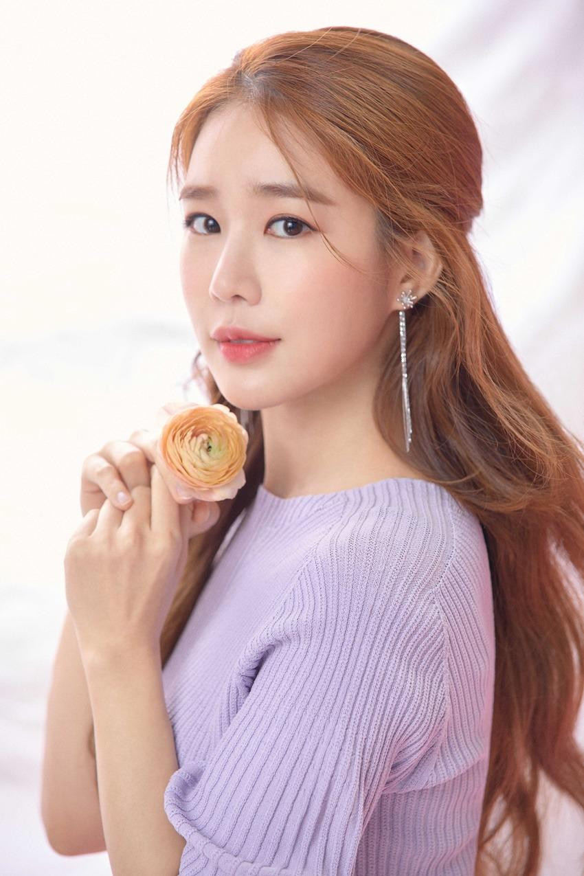5. Yoo In Na (SN 1982) có 294 phiếu bầu. Độ nổi tiếng của Yoo In Na tăng mạnh nhờ bộ phim &quot;Yêu tinh&quot; năm 2016. Ngoài fan nam, cô còn được rất nhiều fan nữ yêu thích. Cô được khen ngợi vì dũng cảm thừa nhận phẫu thuật thẩm mỹ.
