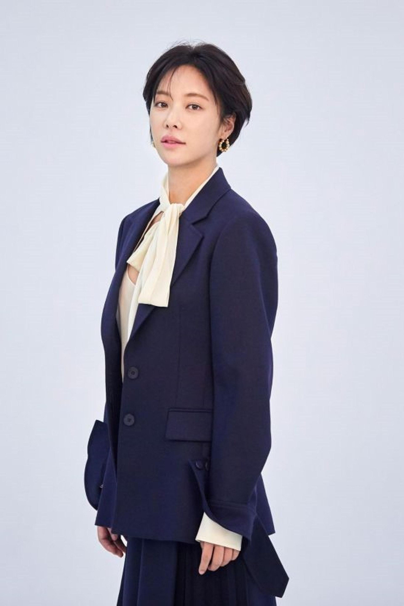 20. &quot;Nữ hoàng comrom&quot; Hwang Jung Eum (SN 1985) nhận được 185 phiếu bầu. Cô được yêu mến qua những bộ phim truyền hình ăn khách như &quot;Gia đình là số 1&quot;, &quot;Kill Me, Heal Me&quot;, &quot;She Was Pretty&quot;, &quot;Quán rượu di động bí ẩn&quot;...