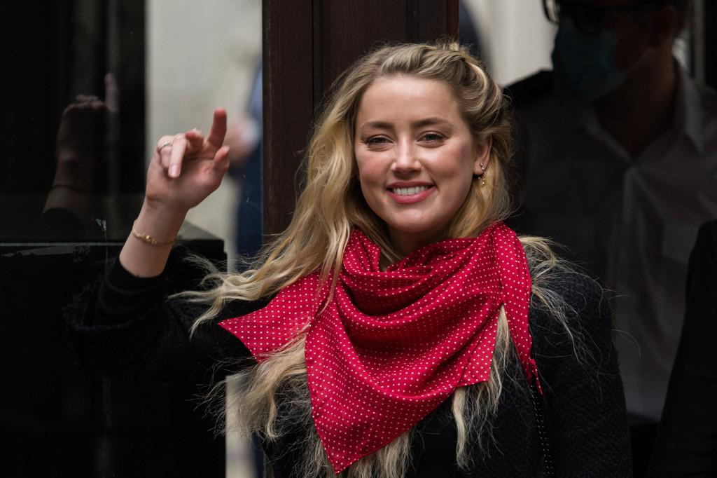 Amber cười tươi sau khi chồng cũ thua kiện.