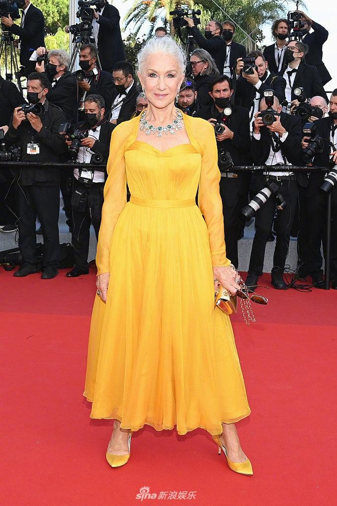 Sao gạo cội Helen Mirren rực rỡ trong sắc vàng. Ở tuổi 75, nữ diễn viên từng đoạt giải Oscar vẫn ngời ngời khí chất. Sao gạo cội Helen Mirren rực rỡ trong sắc vàng. Ở tuổi 75, nữ diễn viên từng đoạt giải Oscar vẫn ngời ngời khí chất.