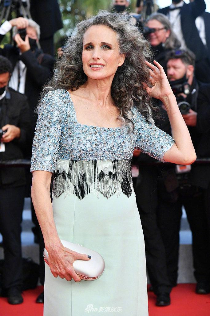 "Mỹ nhân tóc hoa râm" Andie MacDowell thanh lịch ở tuổi 63. "Mỹ nhân tóc hoa râm" Andie MacDowell thanh lịch ở tuổi 63.