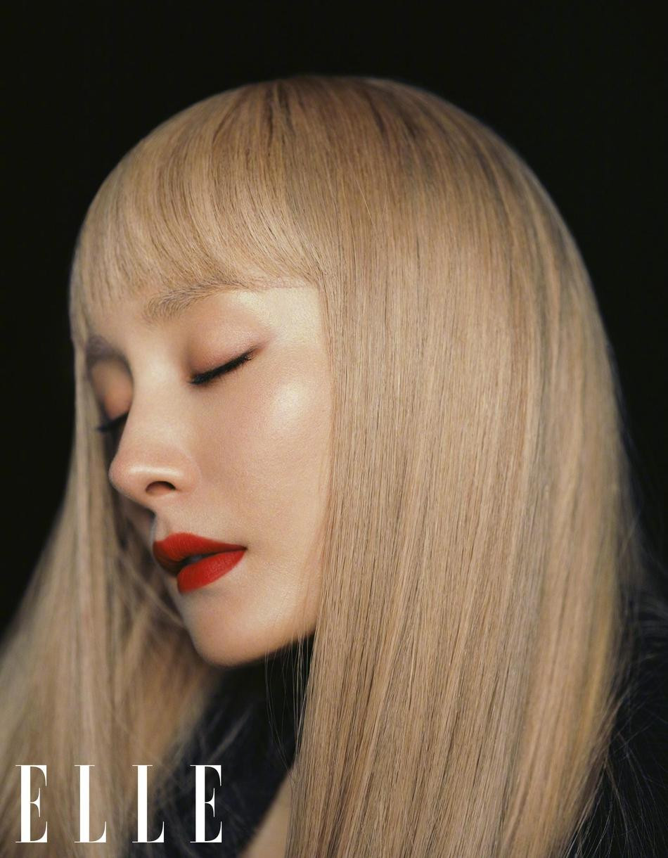 Dân mạng chê bai, dù vào nghề gần 30 năm, kỹ năng diễn xuất của Dương Mịch không hề cải thiện, còn ngày một thui chột. Mang danh là diễn viên, số lượng giải thưởng cô có trong tay lại vô cùng ít ỏi, gần như không có sự công nhận nào về diễn xuất.