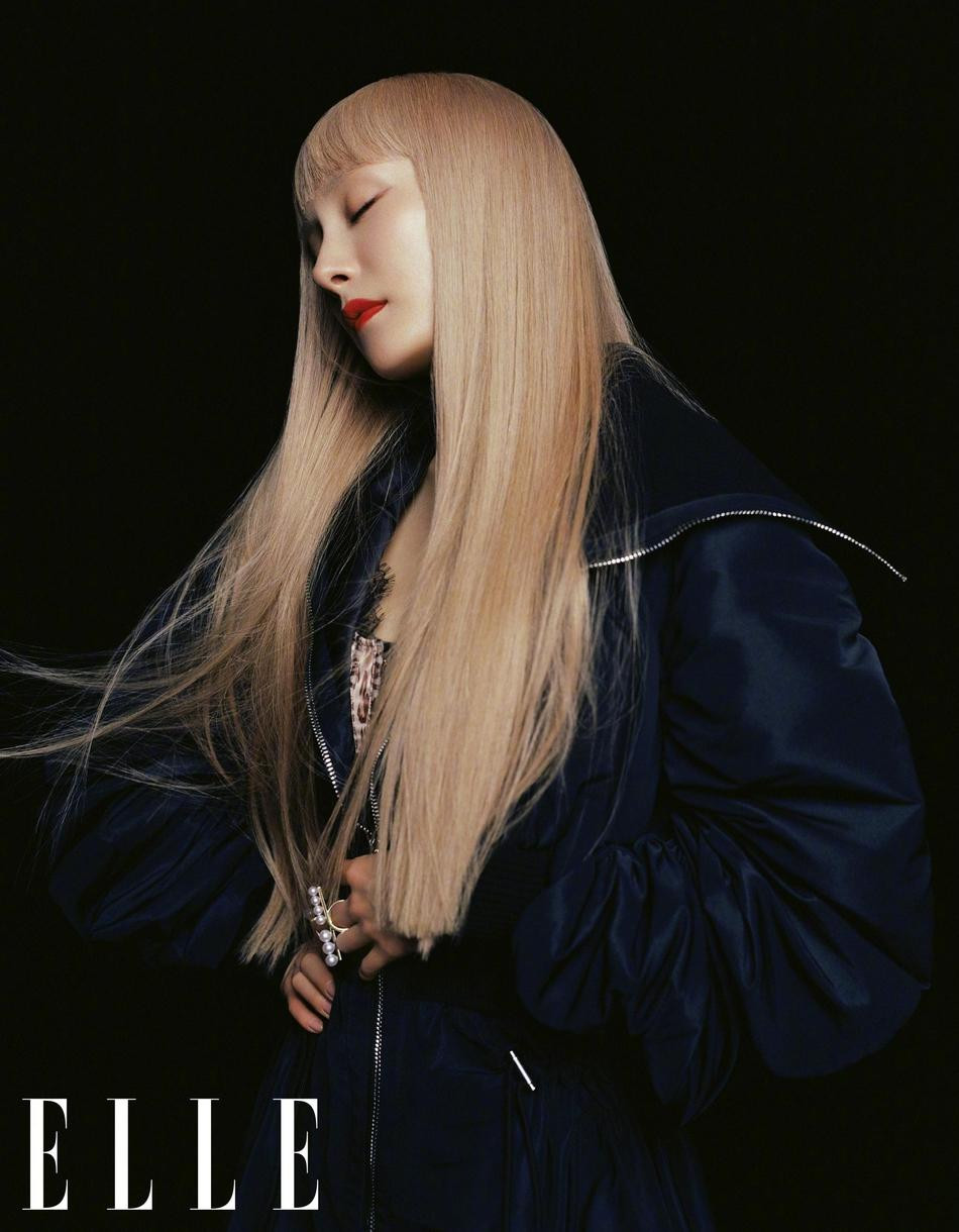 Hiếm hoi thử sức với hình tượng mới, Dương Mịch không nhận được phản hồi tích cực từ cộng đồng mạng. Rất nhiều lời chê bai để lại bên dưới bộ ảnh: &quot;Xấu xí đến cùng cực&quot;, &quot;Thực sự không hợp với cô ấy&quot;, &quot;Không nên quá miễn cưỡng để thay đổi hình tượng. Cô ấy không đẹp chút nào&quot;, &quot;Cảm thấy hơi già&quot;, &quot;Tôi nghĩ tóc đen hợp với cô ấy hơn&quot;...