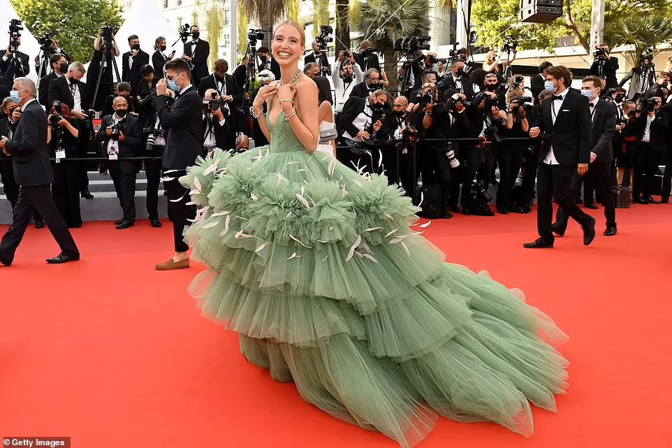 Blogger người Đức Leonie Hanne "chặt chém" với bộ cánh màu xanh bồng bềnh. Blogger người Đức Leonie Hanne "chặt chém" với bộ cánh màu xanh bồng bềnh.