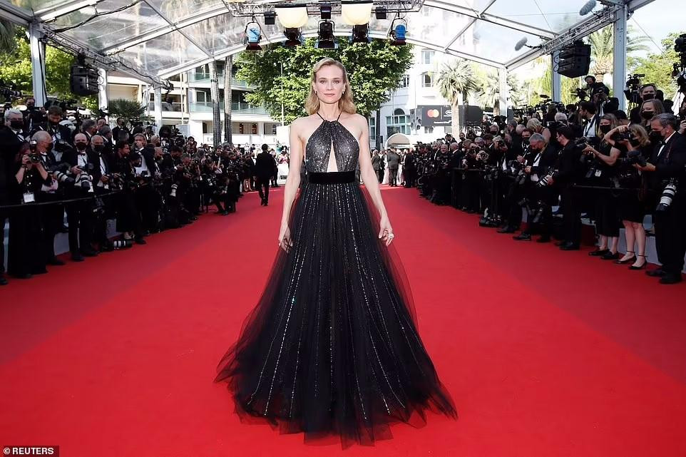 Mỹ nhân "Người hùng thành Troy" Diane Kruger mặc chiếc váy đen bồng lấp lánh, có thiết kế cổ yếm khoe vai thon nuột. Trong ngày thứ hai của Liên hoan phim Cannes lần thứ 47, cô cùng dàn sao tham dự buổi công chiếu tác phẩm điện ảnh Pháp "Tout S'est Bien Passe" (tựa Anh: Everything Went Fine). Mỹ nhân "Người hùng thành Troy" Diane Kruger mặc chiếc váy đen bồng lấp lánh, có thiết kế cổ yếm khoe vai thon nuột. Trong ngày thứ hai của Liên hoan phim Cannes lần thứ 47, cô cùng dàn sao tham dự buổi công chiếu tác phẩm điện ảnh Pháp "Tout S'est Bien Passe" (tựa Anh: Everything Went Fine).