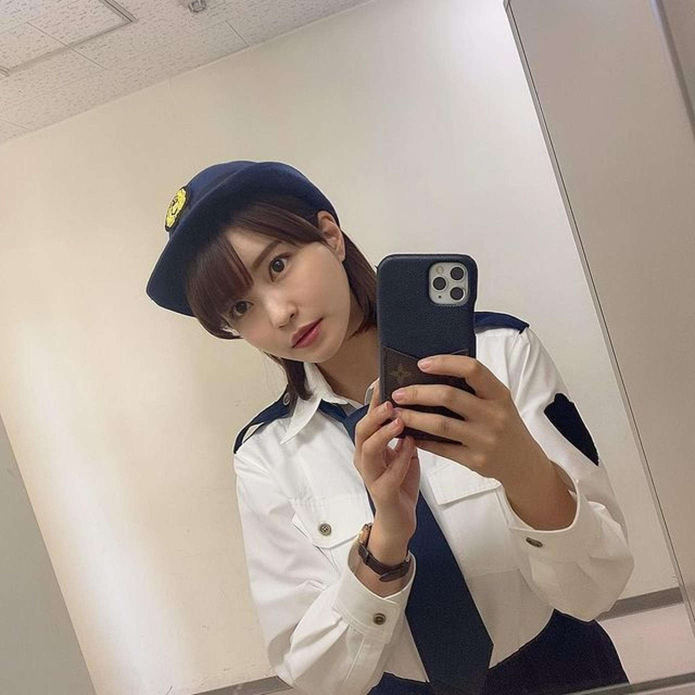 Không ít người ca ngợi cô là &quot;nữ cảnh sát xinh đẹp nhất Nhật Bản&quot;.