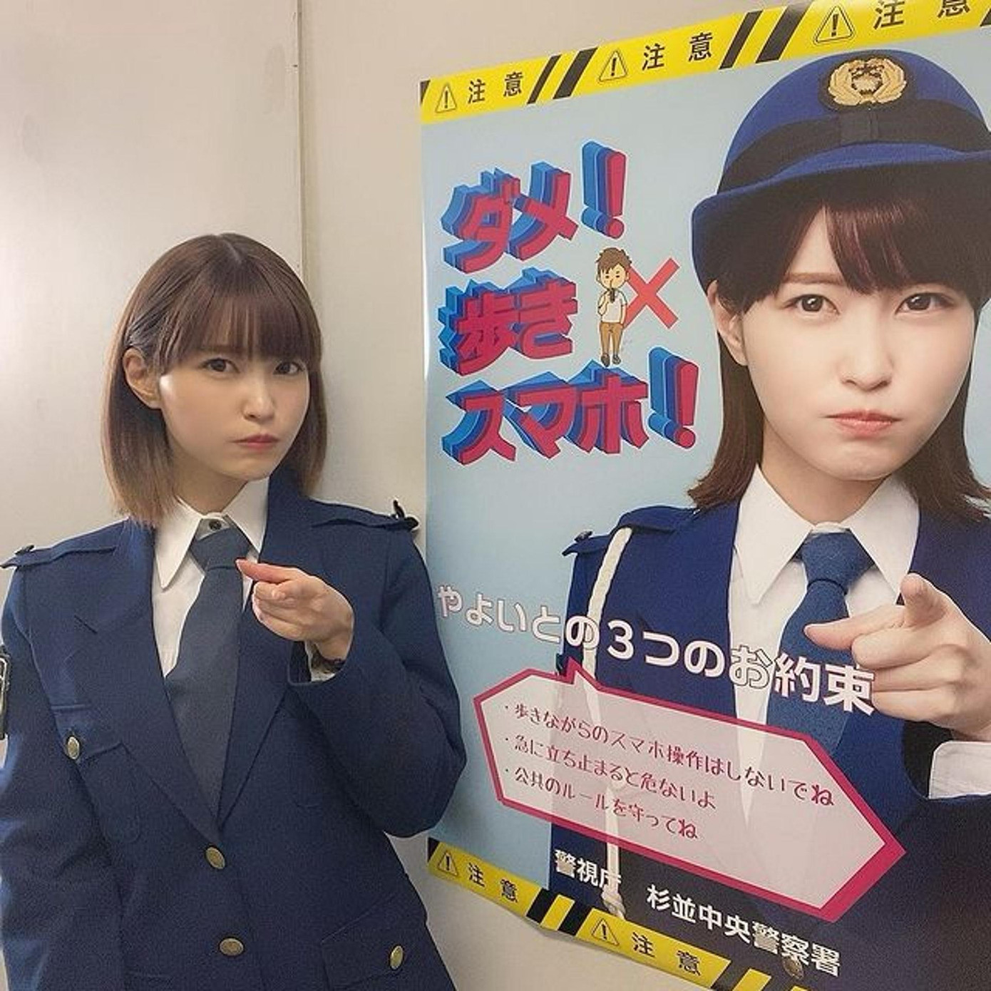 Bộ quân phục nghiêm túc không thể thể che đi vẻ ngoại thanh tú, dễ thương của cô gái, ngược lại càng khiến cô nổi bật và cuốn hút hơn. Kiểu tóc ngắn mái bằng và gương mặt &quot;búng ra sữa&quot; khiến nhiều chàng trai &quot;phát cuồng&quot;.