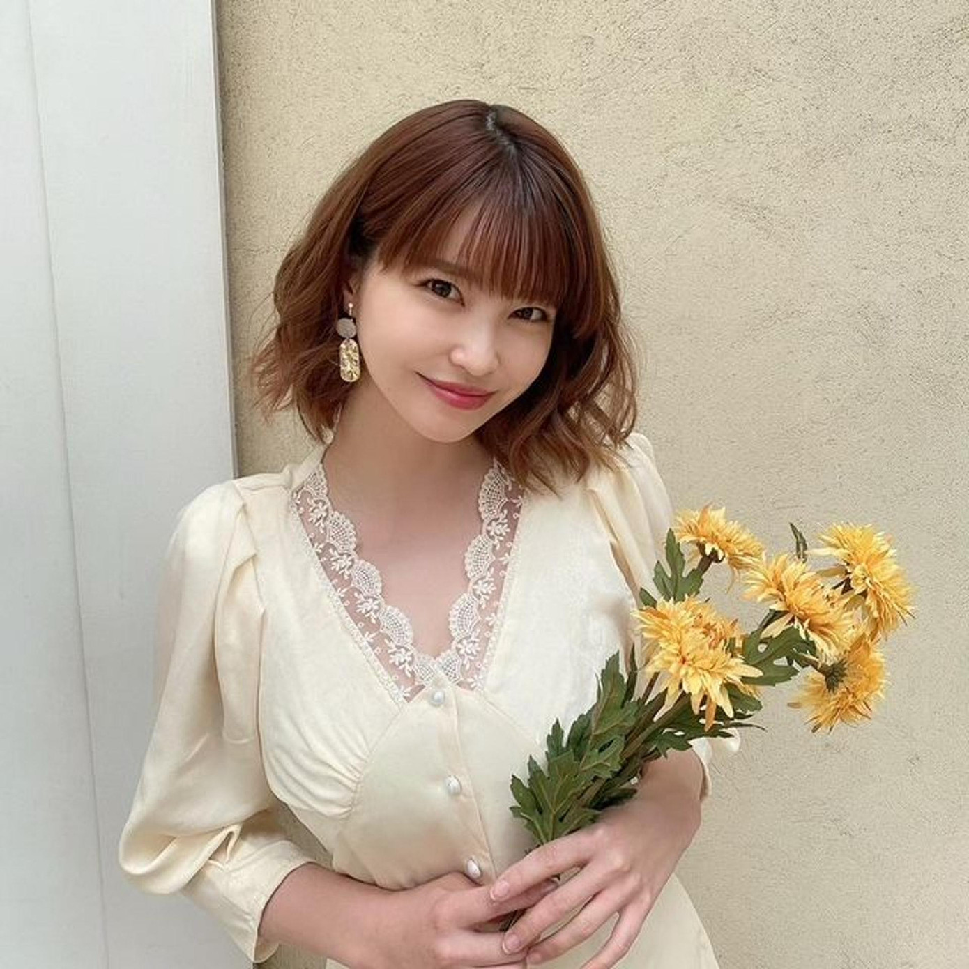 Asuka Kishi (SN 1991) là diễn viên kiêm thần tượng áo tắm nổi tiếng ở xứ Phù Tang. Cô từng đóng các bộ phim như “Giga Tokyo Toy Box”, “Iron Girl: Ultimate Weapon”, “Cherry Boys”…