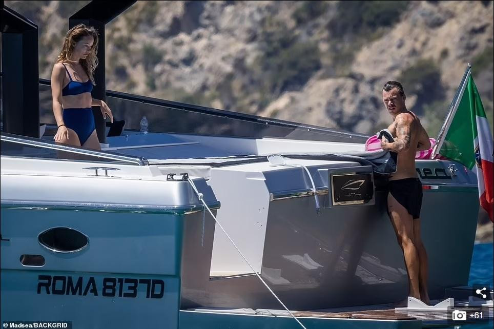 Trong khi cựu thành viên nhóm nhạc Anh One Direction còn &quot;trai tân&quot;, minh tinh người Mỹ từng kết hôn (giai đoạn 2003 - 2011) với Hoàng tử Ý Tao Ruspoli, cũng hoạt động nghệ thuật với vai trò nhà làm phim, nhiếp ảnh gia kiêm nhạc sĩ. Sau đó, người đẹp hẹn hò với nam diễn viên Jason Sudeikis và có hai con, bé trai Otis (SN 2014) và bé gái Daisy Josephine (SN 2016).