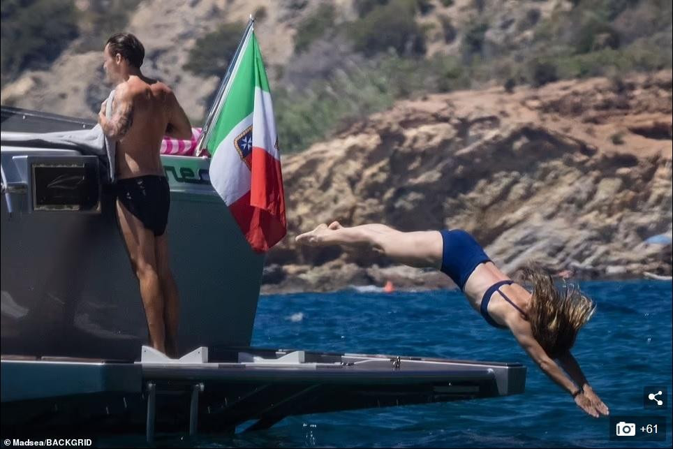 Nguồn tin tiết lộ, hai người đã có khoảng thời gian tuyệt vời. Họ bị bắt gặp dạo chơi công viên, ăn trưa cùng nhau, không hề có ý định giấu giếm mối quan hệ.