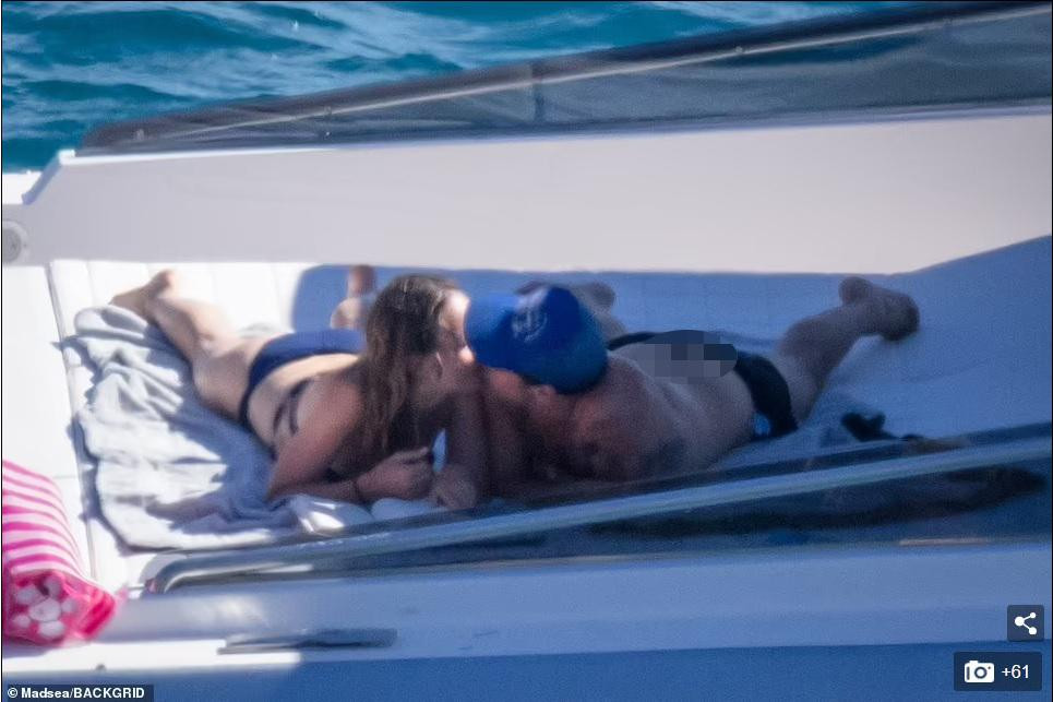 Họ cũng không quên dành cho nhau một nụ hôn nóng bỏng khác.