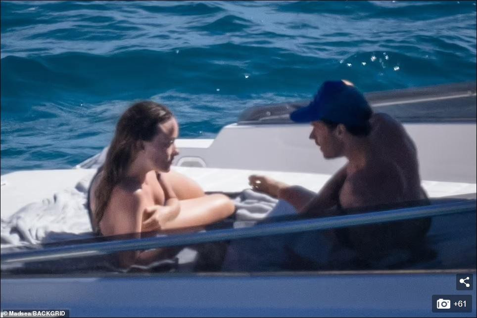 Kỳ nghỉ lãng mạn bắt đầu sau khi Harry kết thúc quá trình quay bộ phim mới nhất &quot;My Policeman&quot; về đề tài LGBTQ+ ở London vài tháng qua. Trong thời gian này, Olivia vẫn luôn ở cạnh anh.