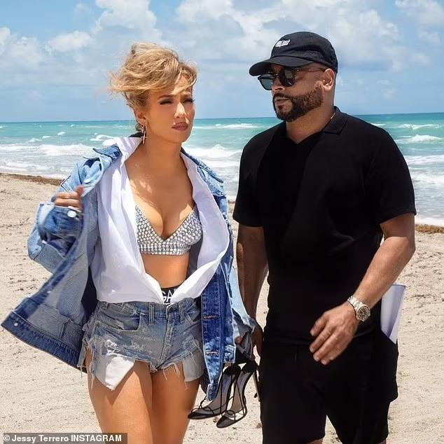 Kể từ khi xuất hiện tin đồn tái hợp vào hồi tháng 4 tới nay, Jennifer và bạn trai kém tuổi liên tục bị bắt gặp ở cạnh nhau nơi công cộng. Đỉnh điểm là trao nhau nụ hôn đắm đuối trong nhà hàng ở Malibu, Los Angeles, hôm 13/6 vừa qua.