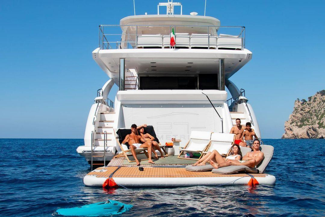 Hôm thứ Ba (6/7, giờ địa phương), Cristiano Ronaldo và bạn gái Georgina Rodriguez đăng tải loạt ảnh đi nghỉ ở biển cùng gia đình và bạn bè trên Instagram.