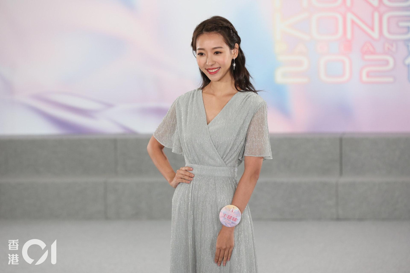 Vương Họa Họa (Anna Wang), 25 tuổi, đến từ Vancouver, Canada. Cô có bằng thạc sĩ truyền thông tại Đại học Hong Kong Baptist. Cô cũng là một trong những người đẹp sáng giá cho ngôi vị Hoa hậu Hong Kong 2021. Cô cao 166 cm.