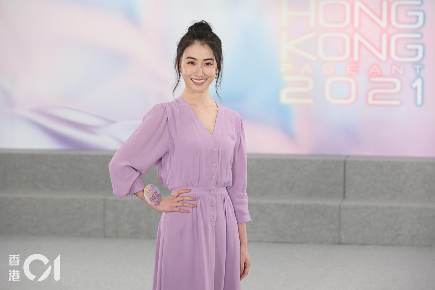 Fiona Dai (24 tuổi), cao 169,5 cm, đang học thạc sĩ. Cô gây ấn tượng tốt từ vòng sơ khảo nhờ nụ cười rạng rỡ, thân hình mảnh mai và gương mặt sáng sân khấu.