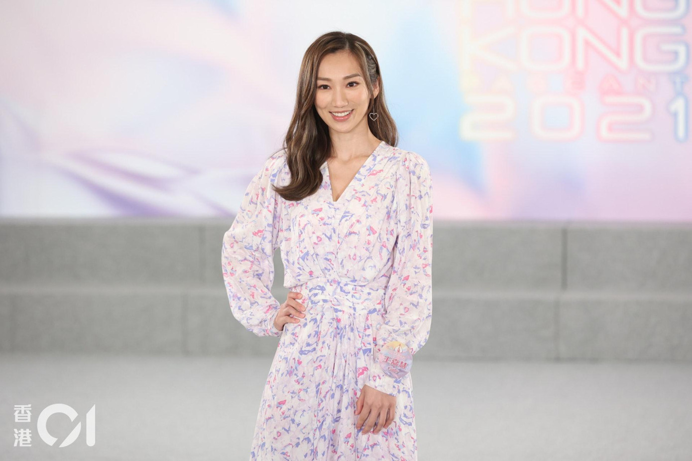 Cathy Wong (26 tuổi) cao 170 cm. Cô đã tốt nghiệp thạc sĩ.