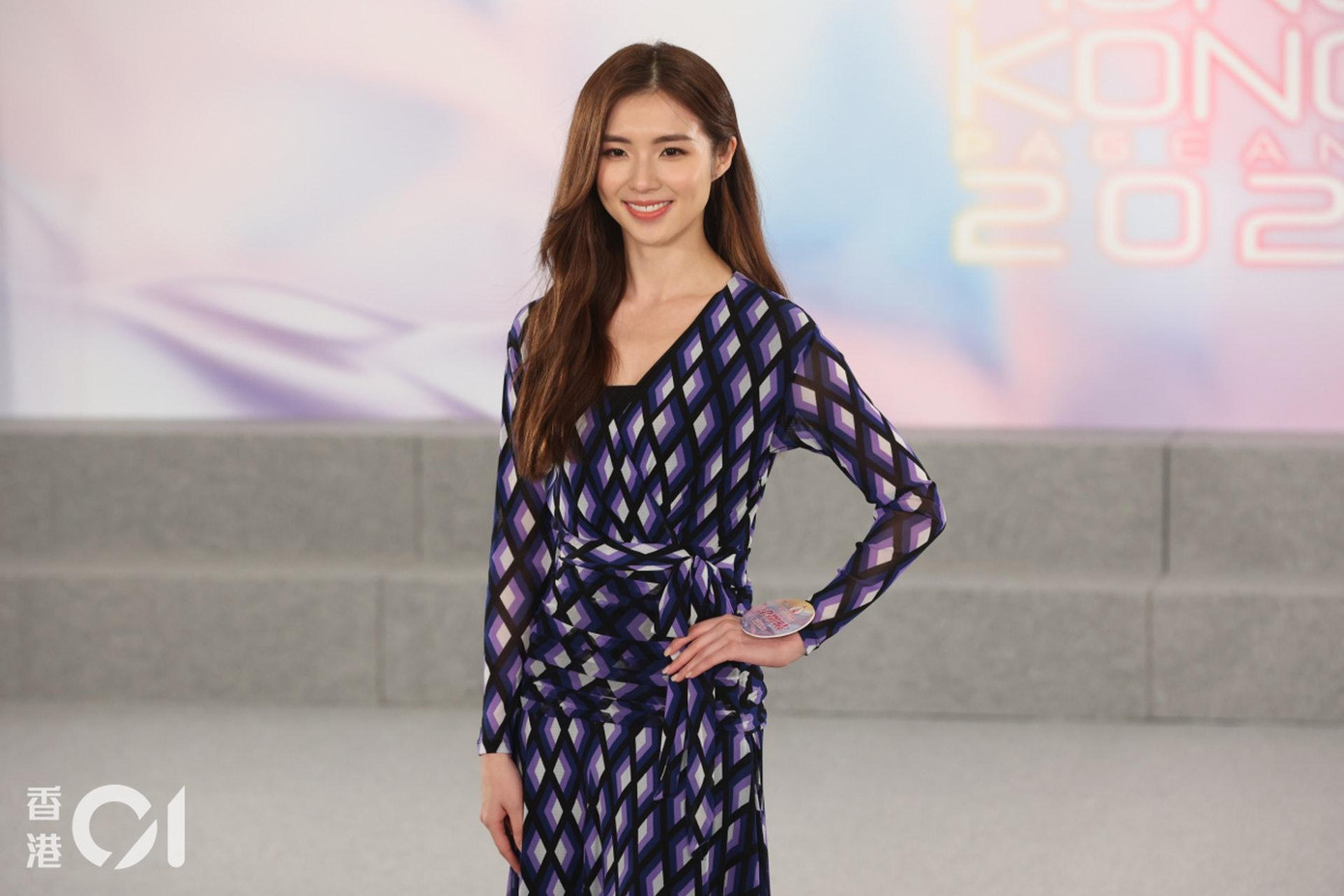 Carina Leung (26 tuổi), cao 167 cm, là một nhân viên tiếp thị. Cô là một trong những ứng viên của vương miện sắc đẹp. Cô được đánh giá sở hữu vẻ ngoài giống nữ diễn viên Dương Thái Ni.